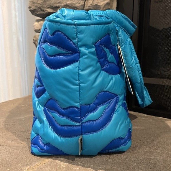 WILDFOX Lips Puffer Tote,zip top,2 handle,interior zip & 2 slash pocket,key hook - Picture 4 of 11